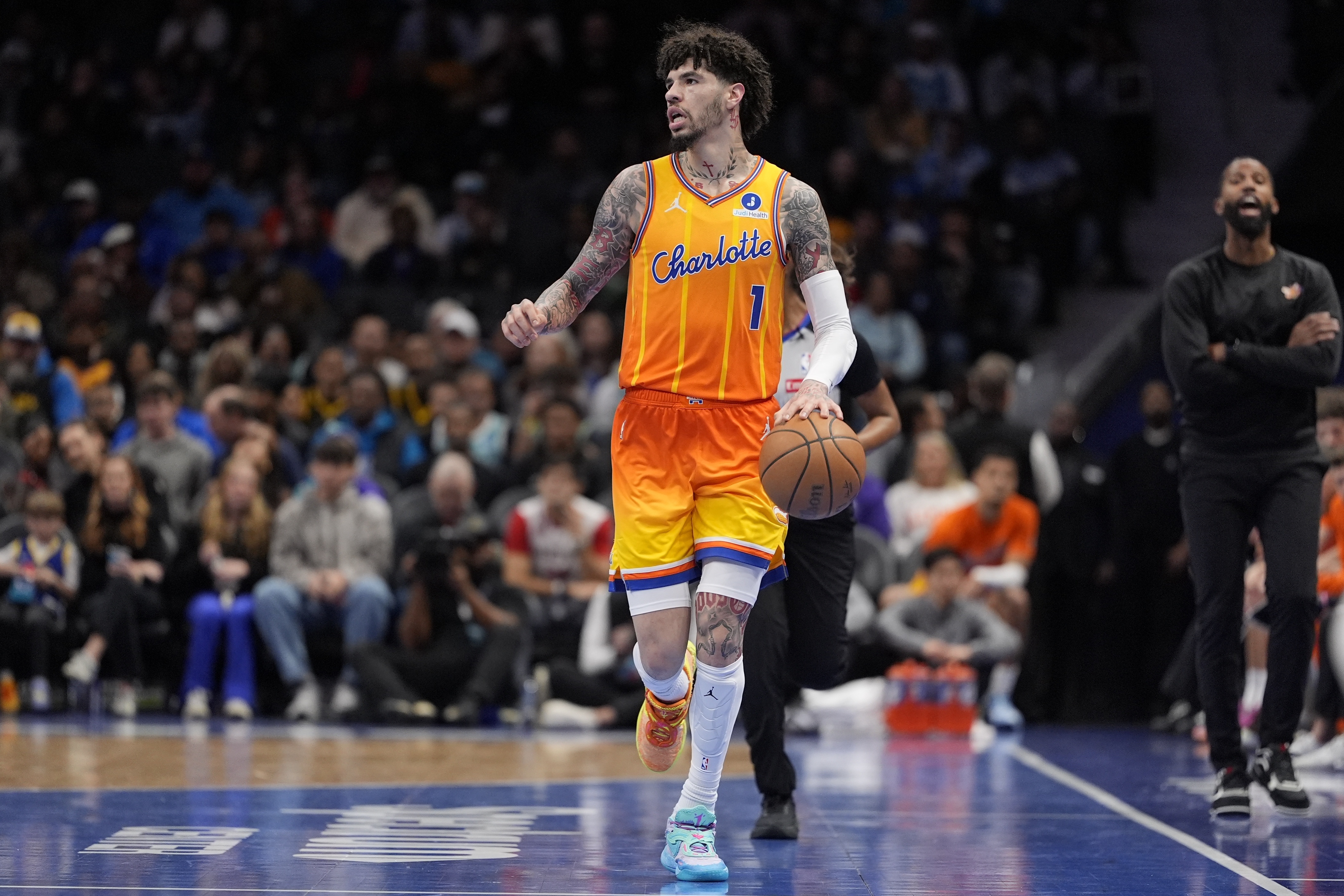 世俱杯赔率-阿里纳斯：黄蜂根本不需要成绩 留着鲍尔让他卖票就行了